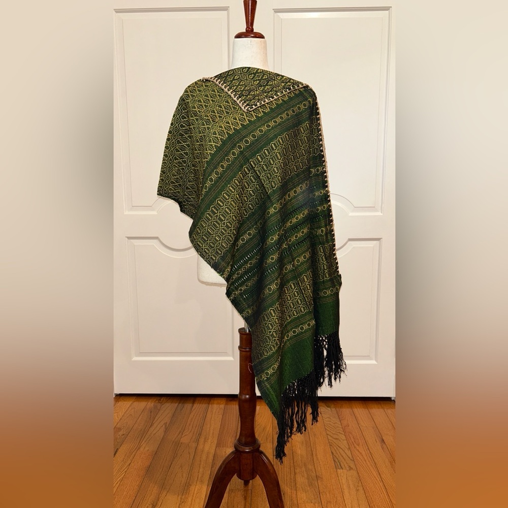 Traditional Mexican rebozo from Oaxaca. Mexican shawl. Rebozo Fringed vest.